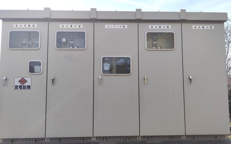 屋外に設置された変電設備（キュービクル）