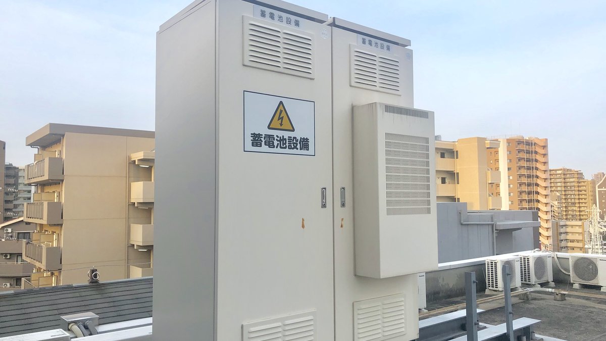 屋上の蓄電池設備