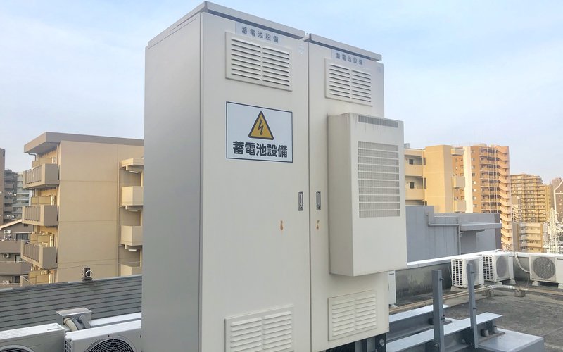屋上の蓄電池設備