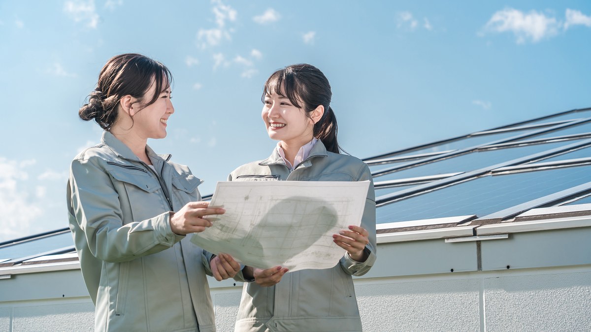 図面を広げて仕様を確認する作業員(型式名の読み方)