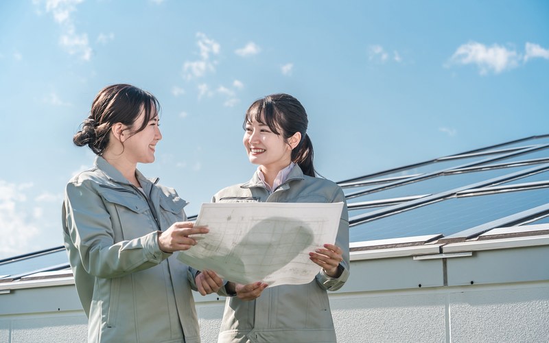 図面を広げて仕様を確認する作業員(型式名の読み方)